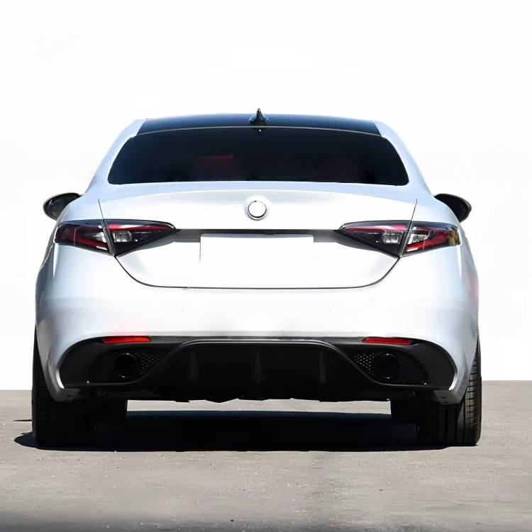 Alfa Romeo Giulia  | Phoenyx Design Carbon Fiber Trunk
