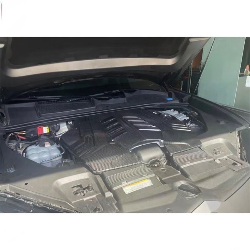 Lamborghini Urus | Phoenyx Design Carbon Fiber Engine Cover